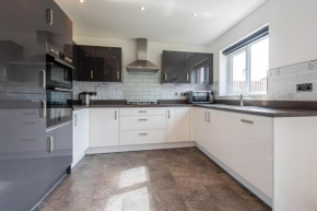 Stylish new build 4 bedrm house near Cheshire Oaks